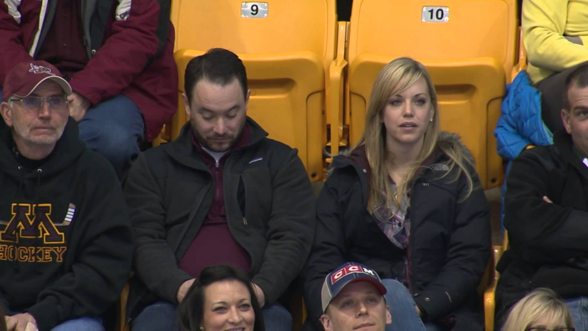 Guy Pulls Out Sign On Gophers Kiss Cam Hi Viral Videos